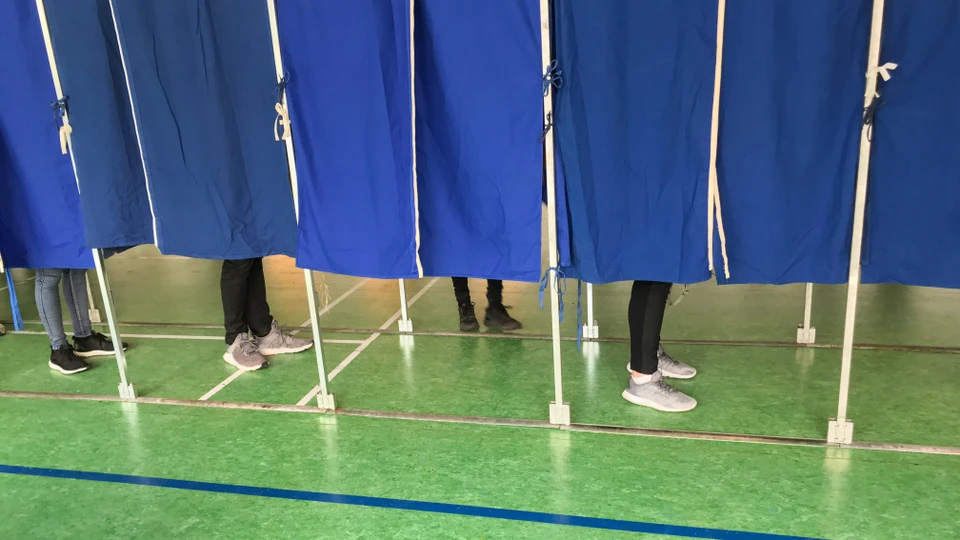 Folk i stemmebåse