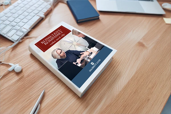 Bogen Konsulentkompasset ligger på et skrivebord