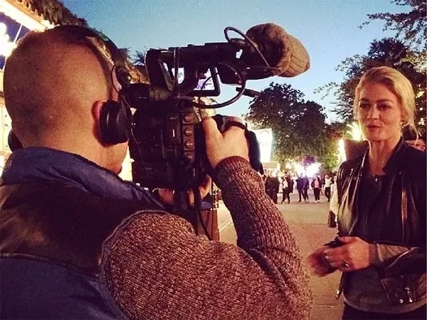 Journalist Stine Bolther bliver filmet af en fotograf
