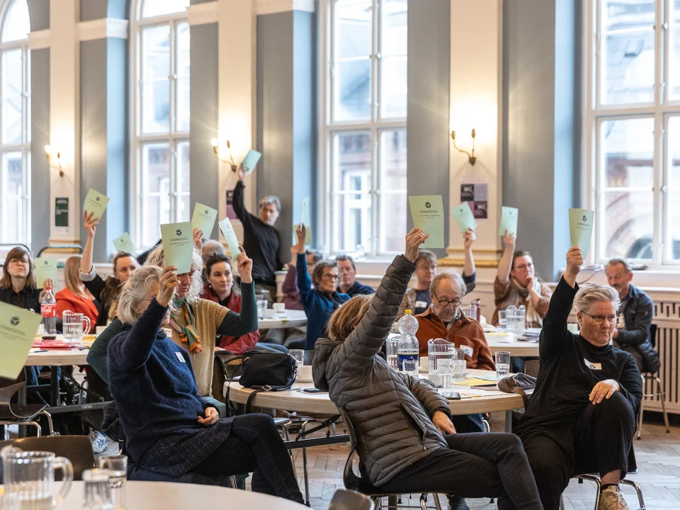 Generalforsamlingen stemmer