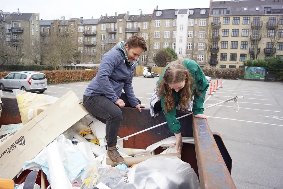 Nina Trige Andersen og Astrid E. Sørensen graver snavset frem.Foto: Janus Rønbach.
